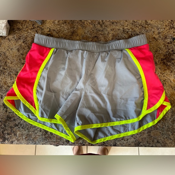 Old Navy Active‎ Shorts w/ liner - Picture 1 of 6